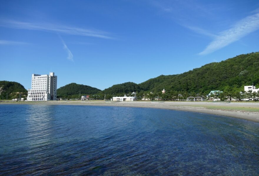 温泉街の海「サンセットビーチあさむし」