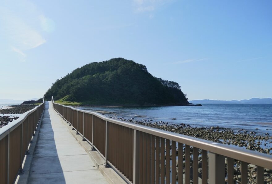 歩いて渡れる離れ小島「夏泊半島 大島」