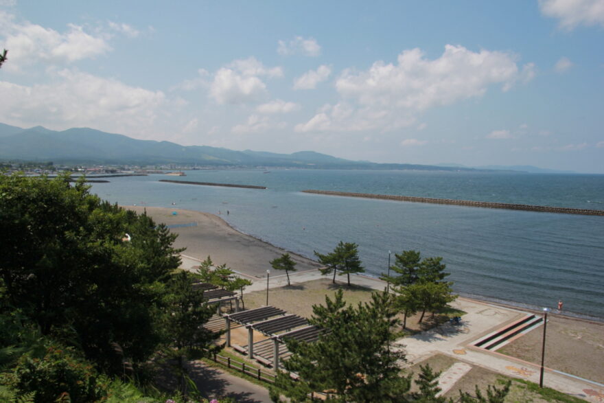 静かな砂浜で贅沢な時間を「野辺地海浜公園（十符ヶ浦海水浴場）」