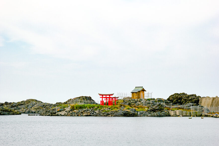 八戸市 厳島神社（弁天島）　4年9ヶ月ぶりに再建された鳥居