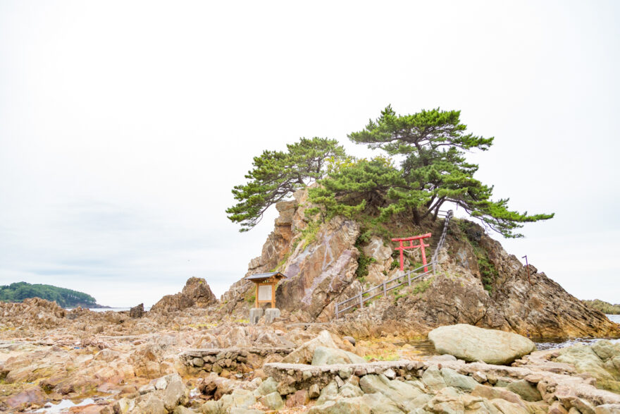 岡崎海岸の弁天島　深浦町