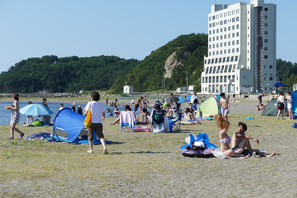 温泉街にある立派な海水浴場 サンセット ビーチあさむし はやっぱり泳ぎにいきたい場所 海と日本project In 青森県