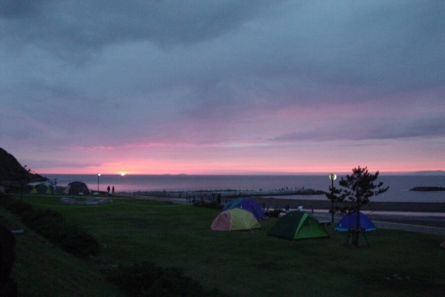 日本海に沈む夕日が幻想的！！中泊町「折腰内オートキャンプ場」