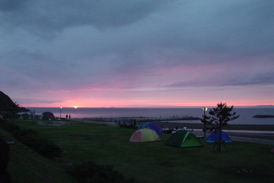 日本海に沈む夕日が幻想的 中泊町 折腰内オートキャンプ場 海と日本project In 青森県