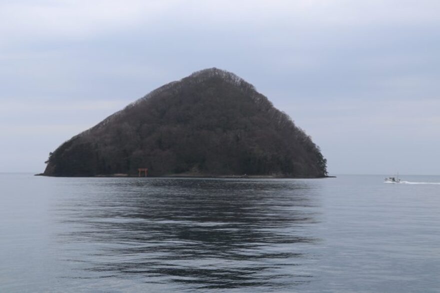 春には「カタクリ」も見られる海の島。青森市浅虫「湯ノ島」の魅力！！