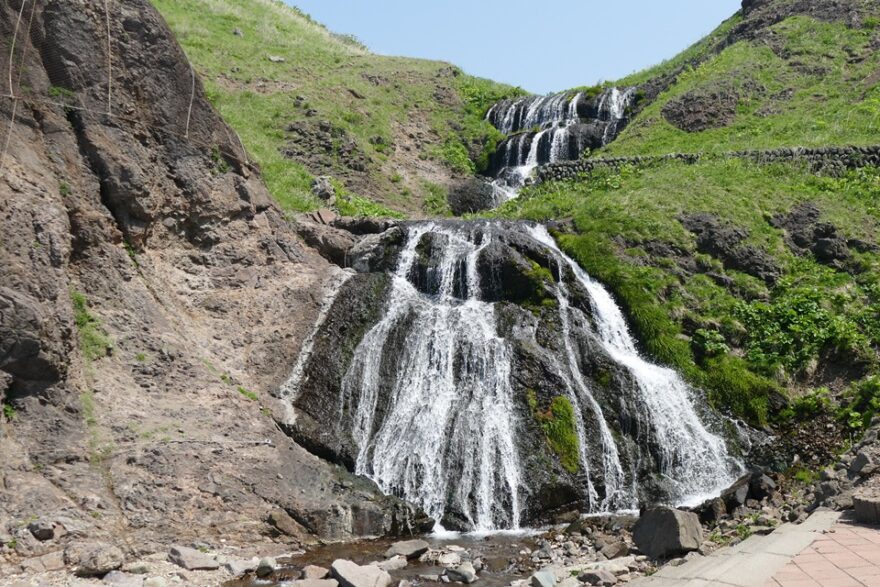 【海が目の前！！】中泊町「七ツ滝」は海と共に生きる滝だった！！