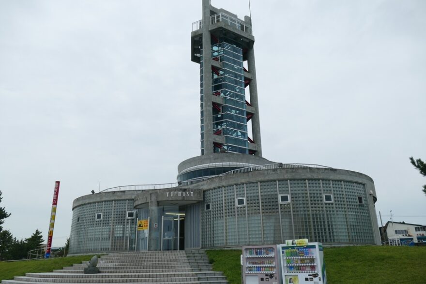 津軽半島の海にそびえる巨大な塔！外ヶ浜町「トップマスト」