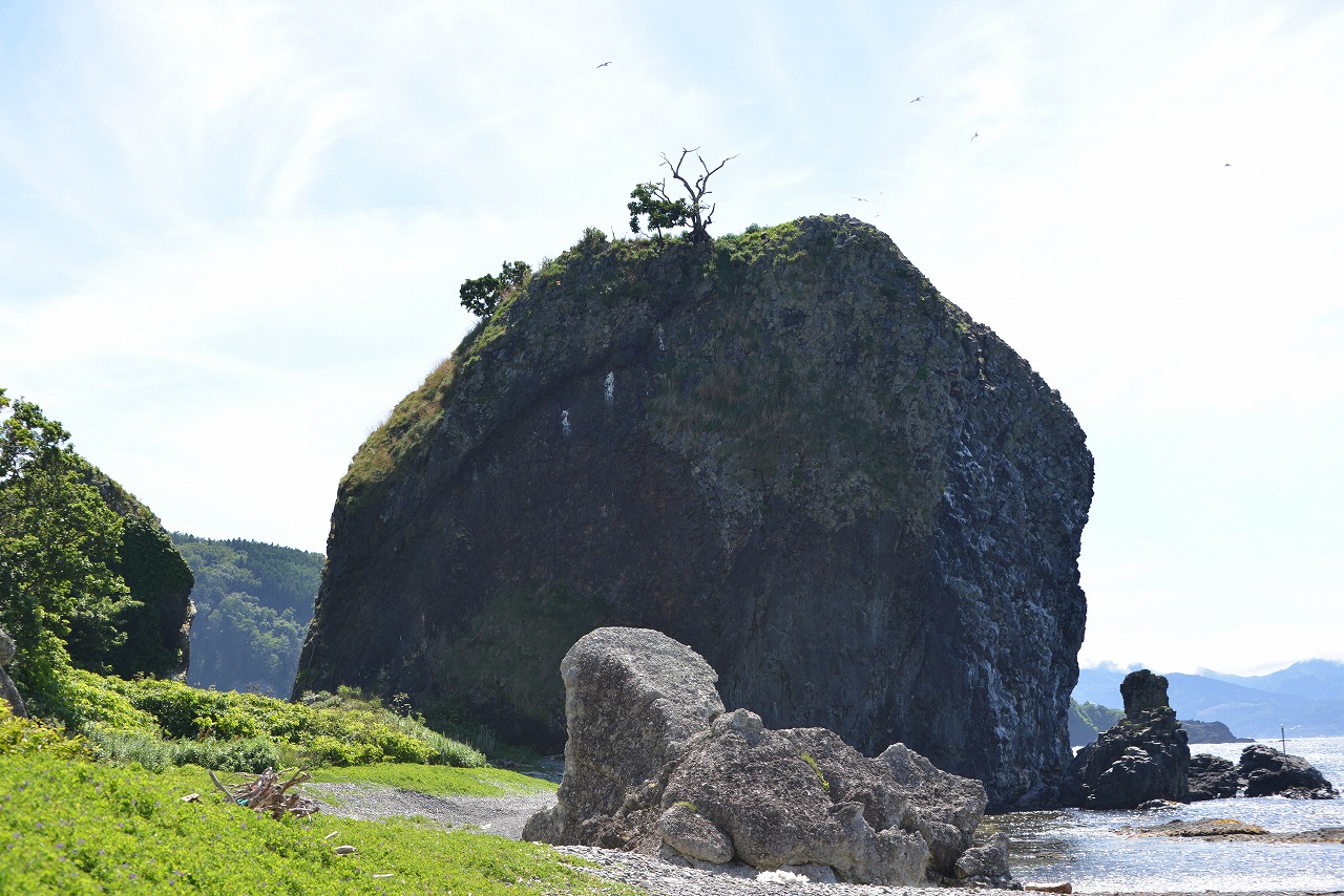 袰月海岸を象徴するような大きな岩