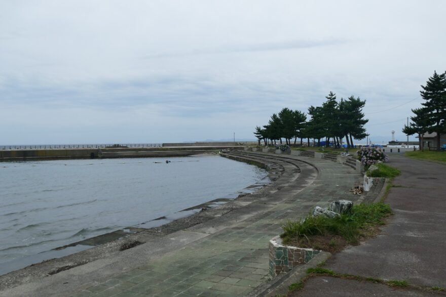 海にそびえる巨大な塔「トップマスト」とキャンプができる海水浴場「観覧山公園海水浴場」で陸奥湾を楽しもう！