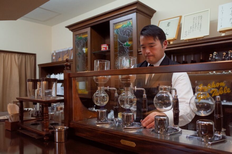 太宰治も通った東北最古の喫茶店「万茶ン」と「青森の海」を愛する若きマスター今川さん