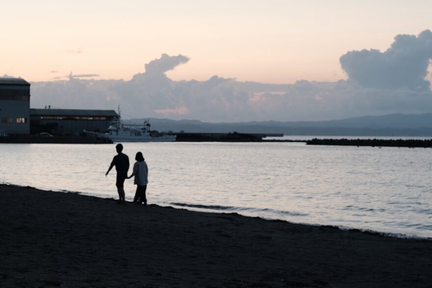 夕方の海を散歩。センチな気分になったので「ホッとする海の家庭料理」を食べに行った話。