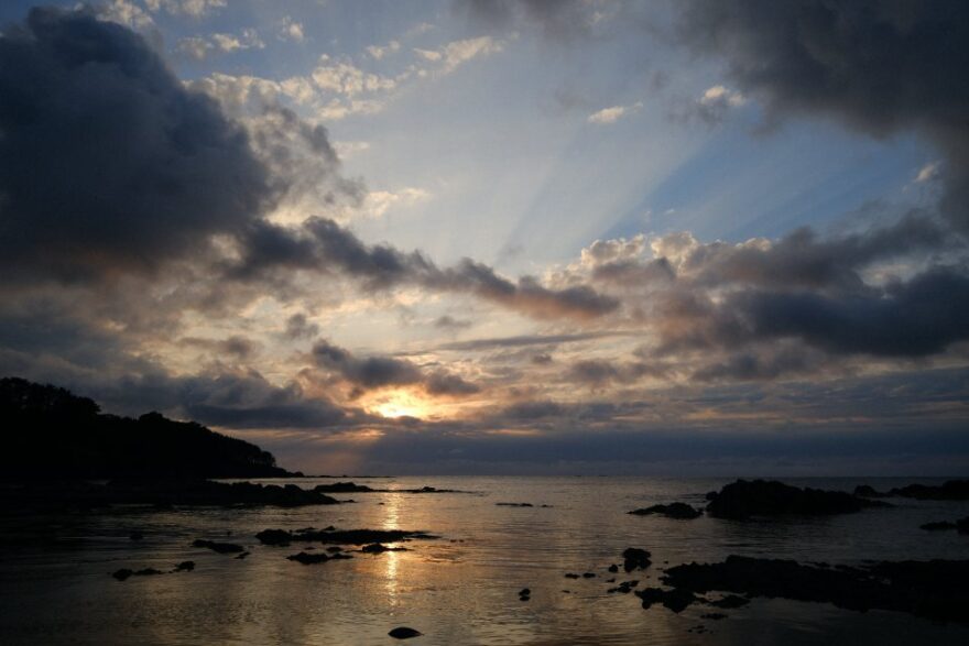 深浦町「岡崎海岸」で夕陽を待つ、夏の時間