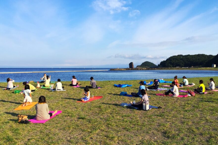 解放感たっぷりのビーチヨガを楽しめる青森の海を紹介