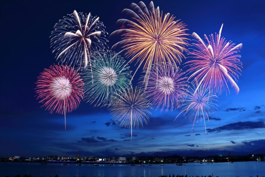青森の海の夜空に咲く大輪の花！夏の夜を彩る花火観覧スポット2選！