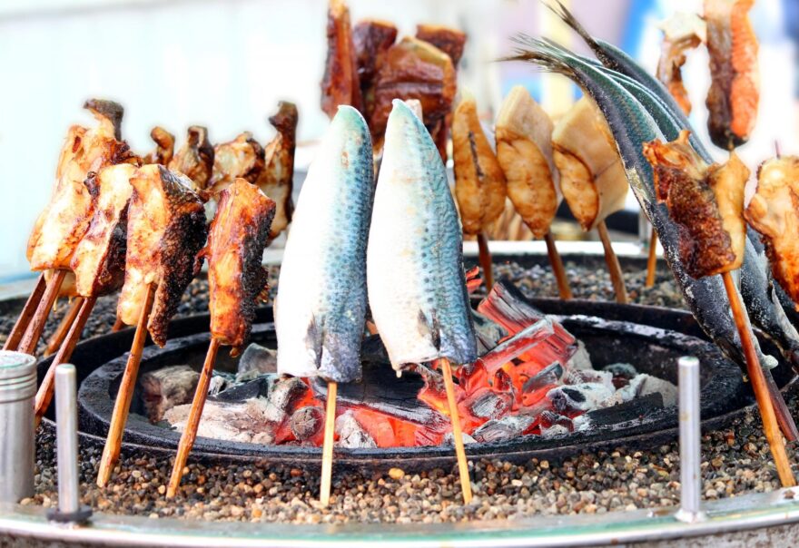 八戸「館鼻岸壁朝市」とは？朝2時から300超の屋台！人気グルメは？海のドン・キホーテで何が出るかわからない早朝の争奪戦ガチャ！