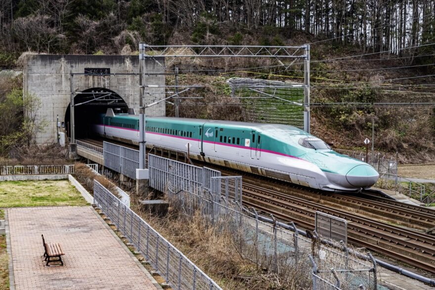 津軽海峡の奇跡！青函トンネルとは？建設理由・人や車は通れるのか？昭和が生んだ世界一の海底インフラ！空路でも航路でもなく「海底鉄路」が選ばれた理由！