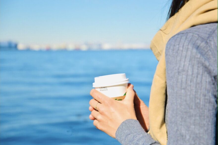 陸奥湾の絶景と極上の一杯「青森コーヒーフェスティバル」完全ガイド！全国から「選りすぐりの名店」が集結する理由？飲み比べチケットで味の冒険へ！